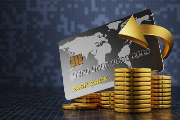 Guldmynt och ett kreditkort som det står cash back på illustrerar exempel på hur man kan bli mer ekonomiskt smart