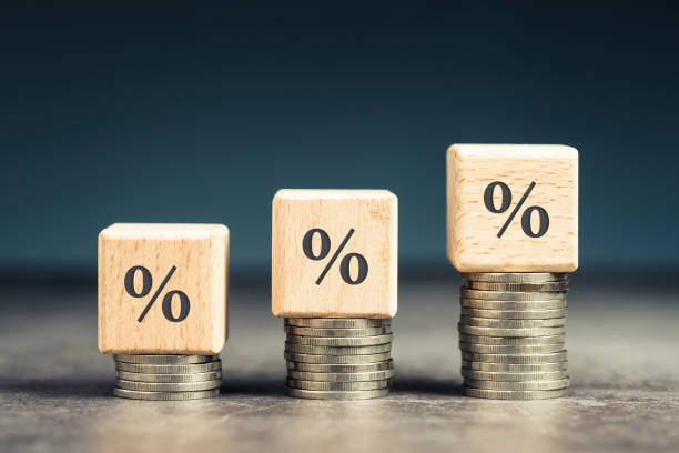 Tre mynthögar på ett bord med varsin kub högst upp, innehållandes varsitt procenttecken som illustrera olika extrainkomster